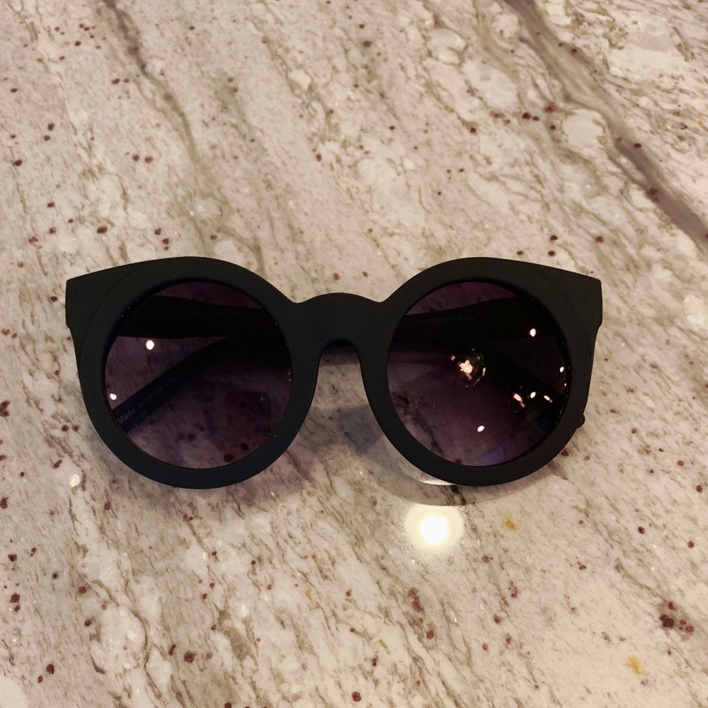 Black cat eye Quay sunnies